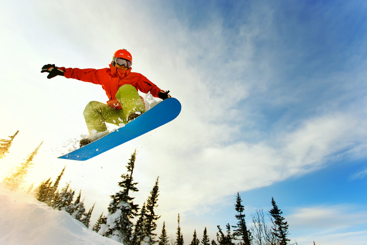 Snowboardista skáče ve vzduchu